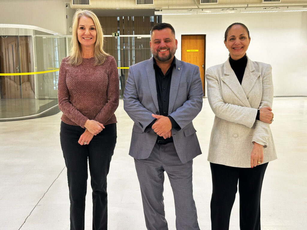 O projeto Museu da Democracia em Curitiba chama a atenção de pesquisadores do Brasil e de outros países por seu avanço nas áreas de arquitetura, curadoria, expografia, museologia. O projeto Museu da Democracia em Curitiba chama a atenção de pesquisadores do Brasil e de outros países por seu avanço nas áreas de arquitetura, curadoria, expografia, museologia.